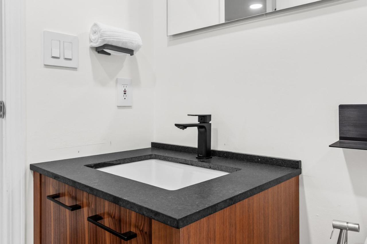 Downtown Luxury 1Br Coal Harbour Apartment Ванкувър Екстериор снимка